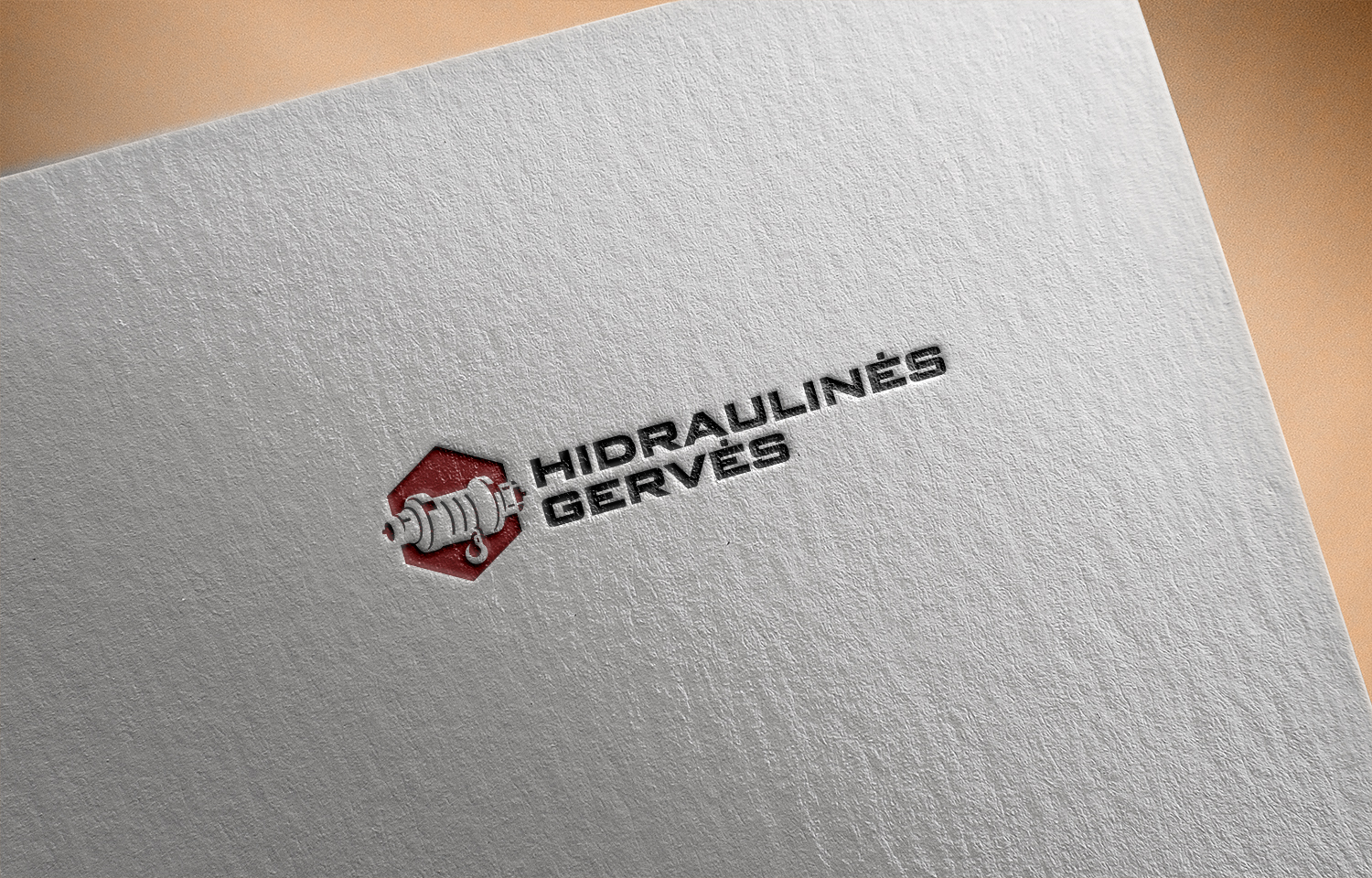 Hidraulinė tempimo gervė – raudona gervė medinėje dėžėje, paruošta pristatymui